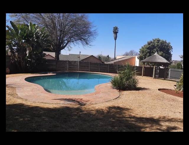 2 BEDROOM APARTMENT FOR SALE IN RHODESFIELD